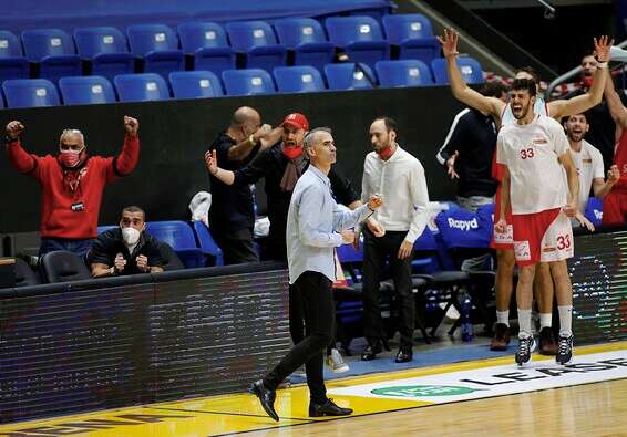 גורדון מנצח בהיכל מנורה // צילום: אלן שיבר